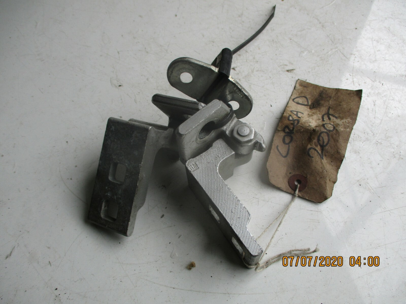 VAUXHALL CORSA D E 2010 NSF PASSENGER SIDE FRONT DOOR HINGE CATCH SET 13180565