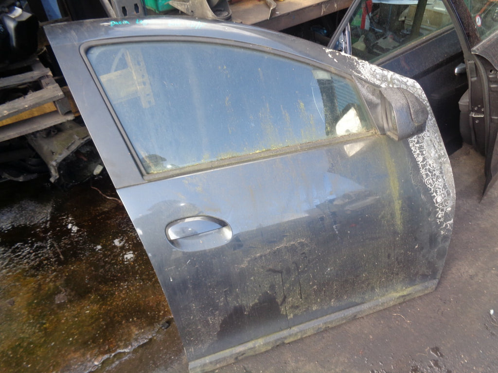 DACIA LOGAN 2016 OSF DRIVER SIDE FRONT COMPLETE DOOR DAMAGED