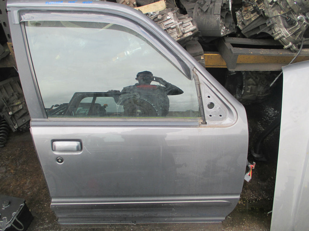 FORD EXPLORER 2000 OSF DRIVER SIDE FRONT COMPLETE DOOR PLATINUM METALLIC