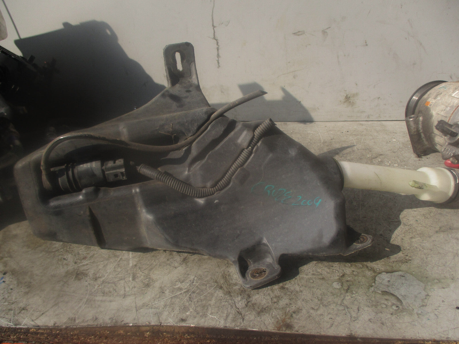 2009 CHEVROLET CRUZE WINDSCREEN WASHER BOTTLE AND PUMP 13260579