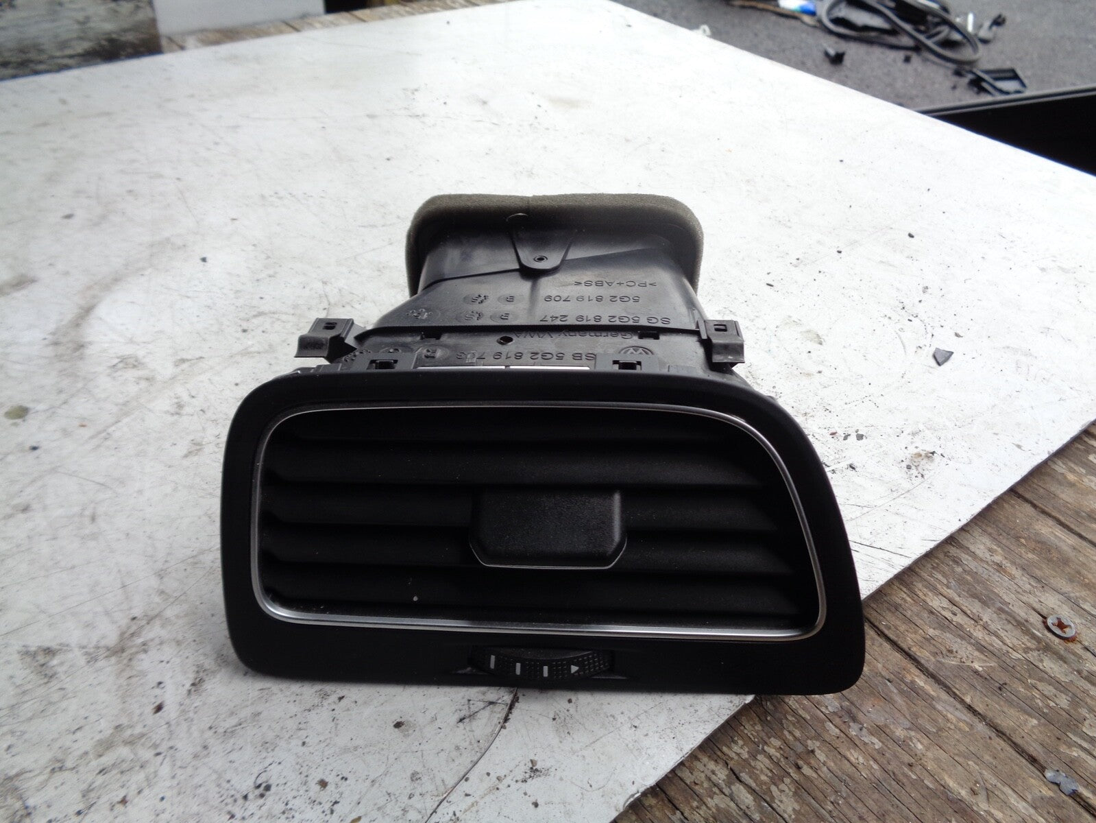 VW VOLKSWAGEN GOLF MK7 2015 PASSENGER LEFT SIDE DASHBOARD AIR VENT 5G2819709B