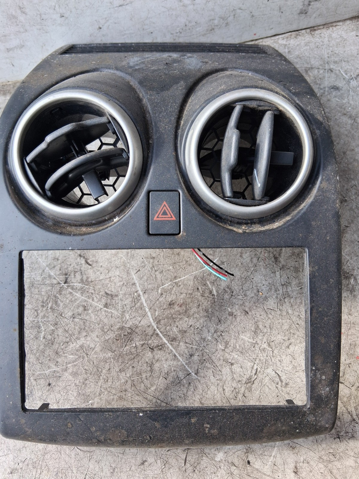 NISSAN QASHQAI J10 2012 CENTRE DASHBOARD AIR VENTS WITH RADIO TRIM P10381A77100