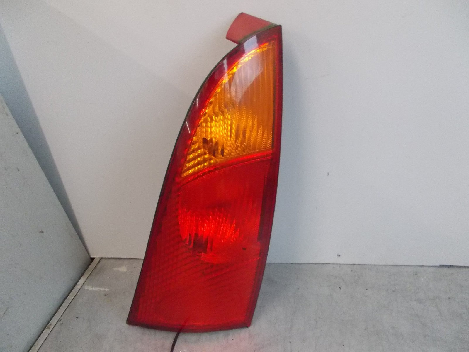 2004  FORD FOCUS MK1 HATCHBACK OSR DRIVER REAR TAIL LIGHT LAMP 1M5113404AB