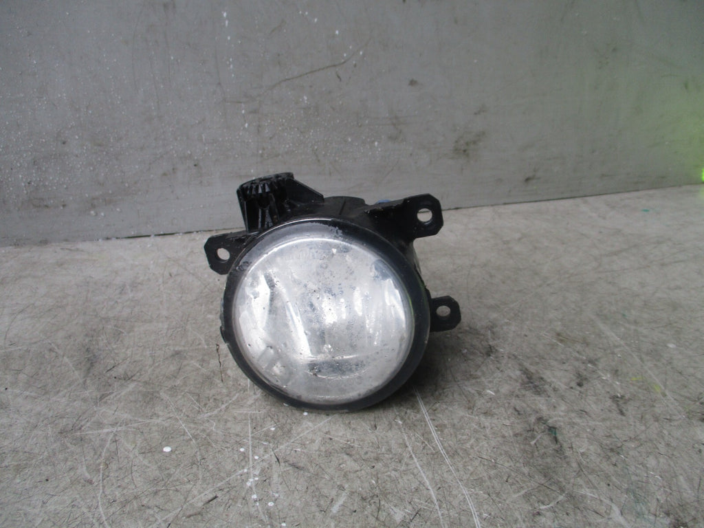 2010 NISSAN DUKE FRONT BUMPER FOG LIGHT GRILL 89211690