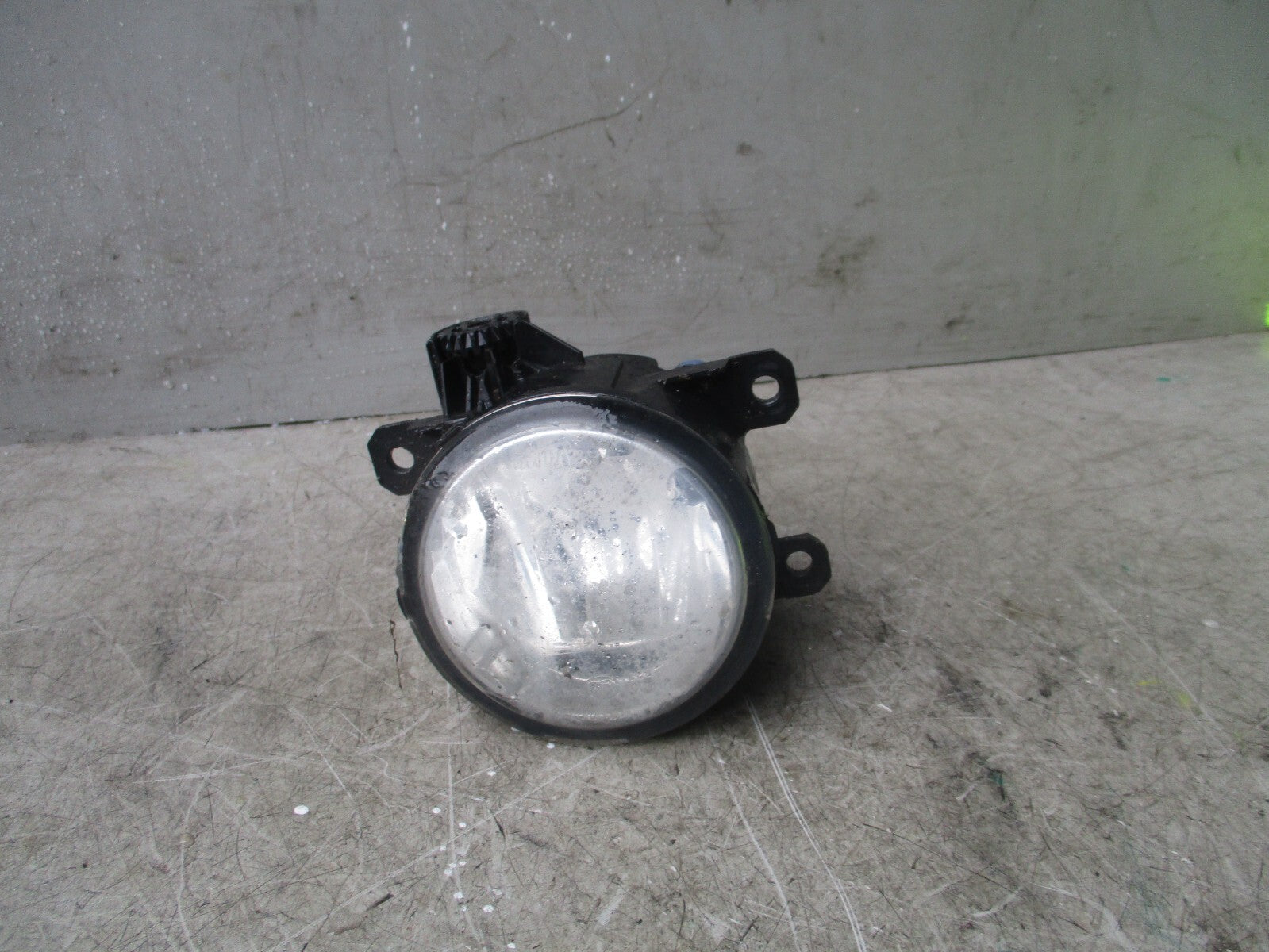 2010 NISSAN DUKE FRONT BUMPER FOG LIGHT GRILL 89211690