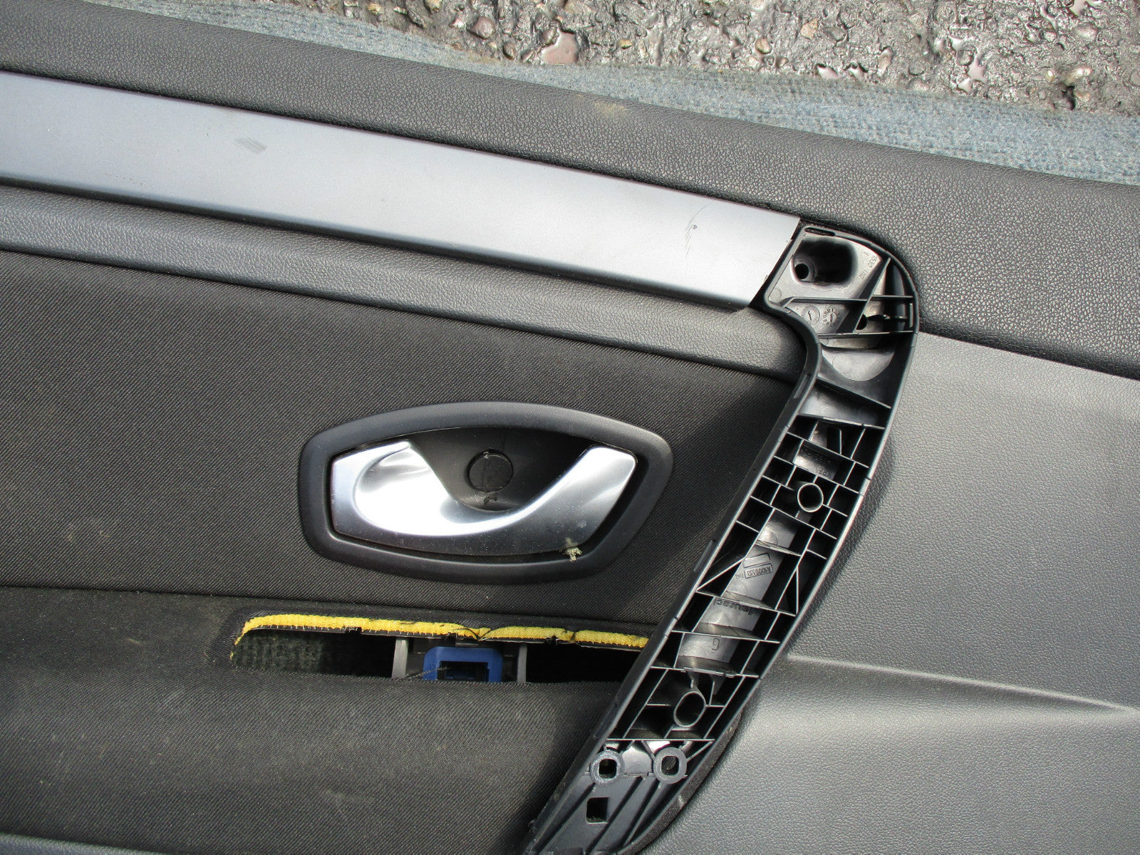 RENAULT LAGUNA MK3 2008 NSF PASSENGER SIDE FRONT PLASTIC DOOR CARD PANEL