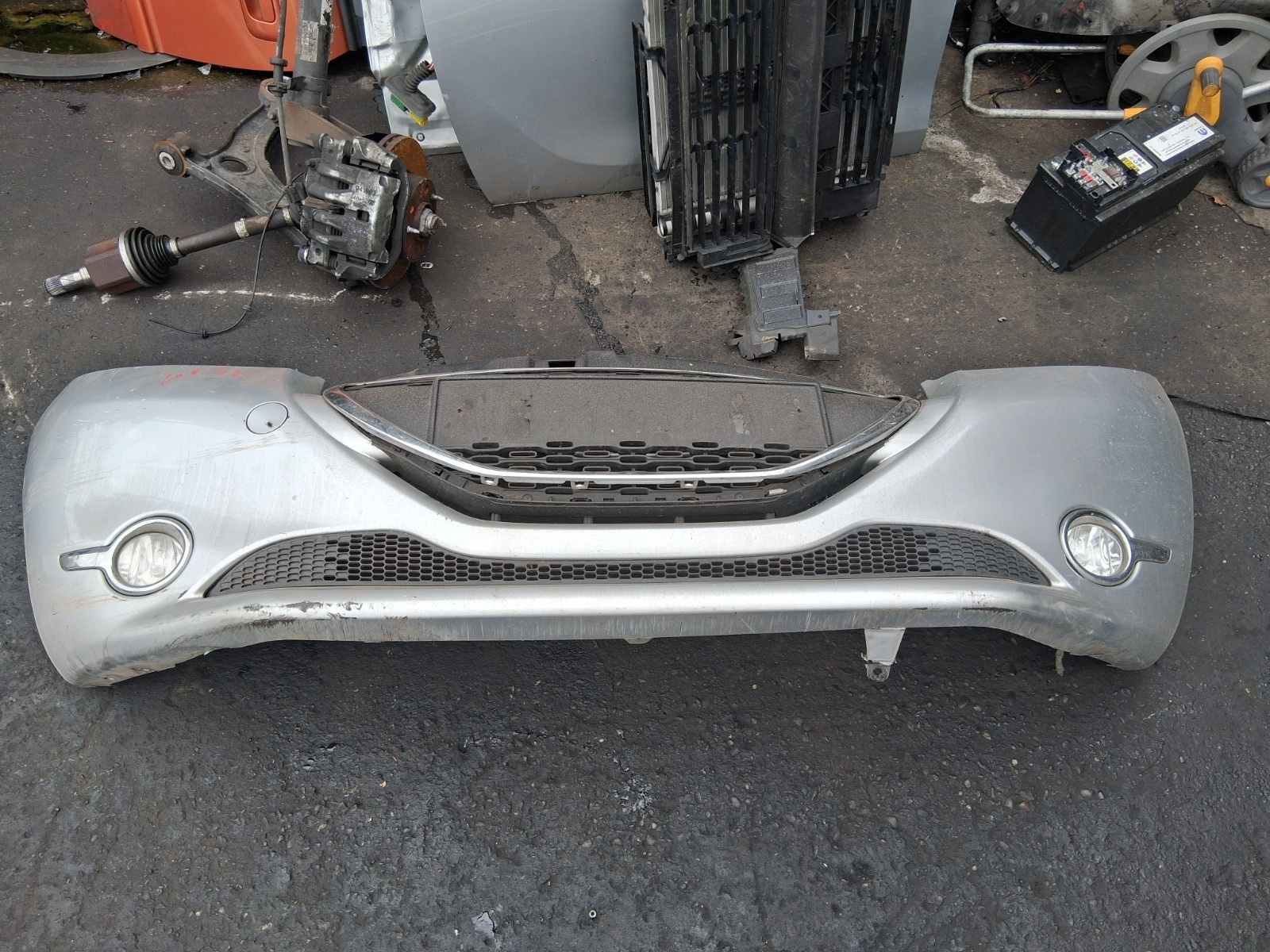 2012 PEUGEOT 208 COMPLETE FRONT BUMPER WITH FOG LIGHTS & GRILLE SILVER