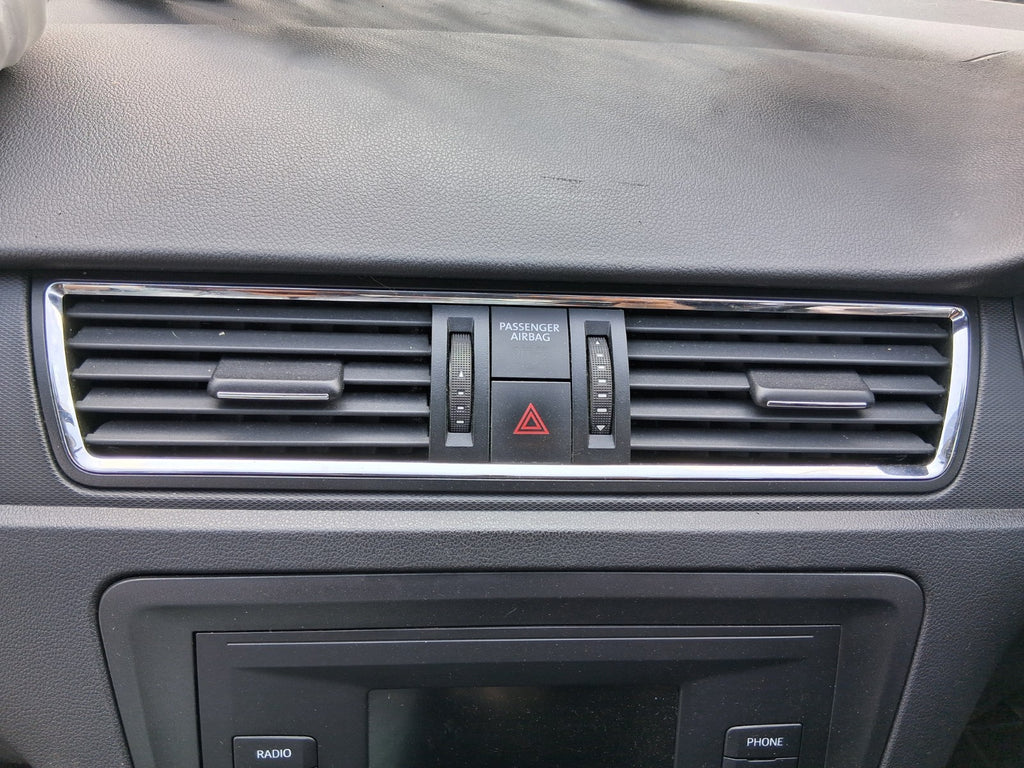 SEAT TOLEDO MK4 2018 DASHBOARD CENTRE AIRVENT TRIM HAZARD SWITCH