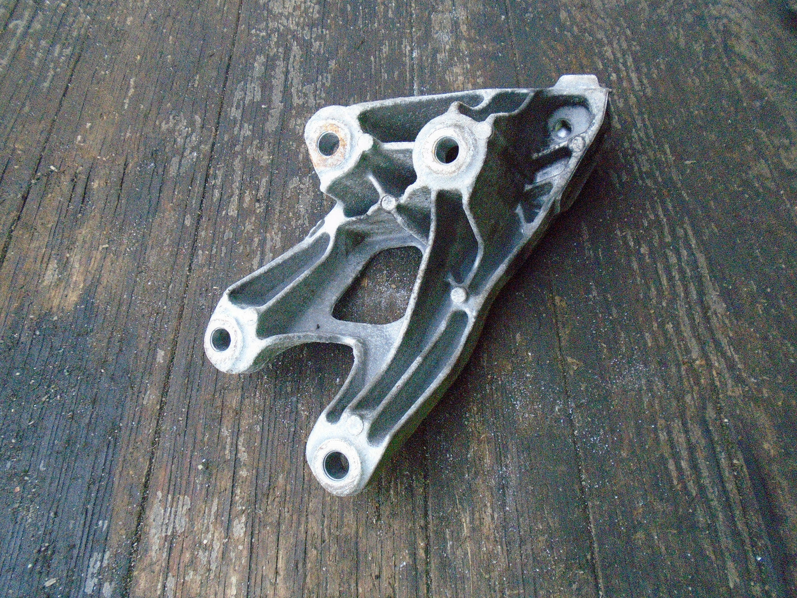 AUDI A4 2014 2.0 DIESEL NS PASSENGER SIDE ENGINE MOUNTING BRACKET 8K0199307