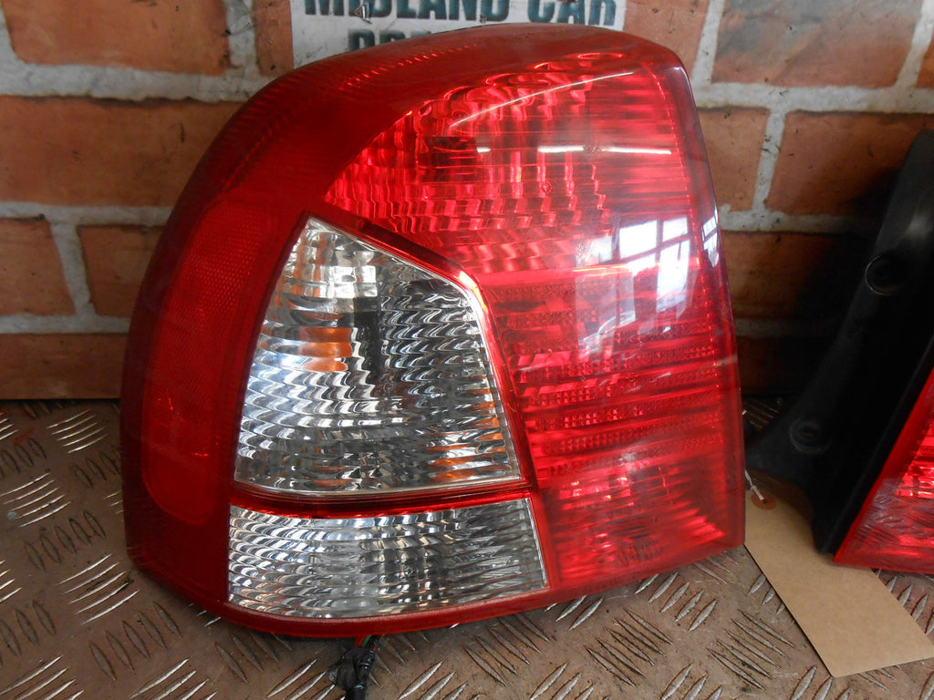 KIA SHUMA MK1 2002 PAIR NSR OSR DRIVER & PASSENGER REAR BRAKE TAIL LIGHT CLUSTER
