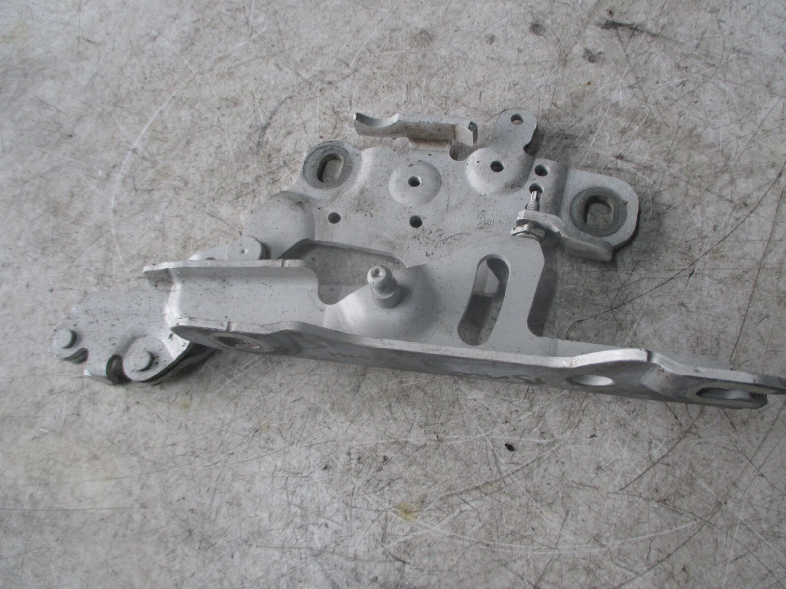 BMW 1 SERIES E88 2015 NSF PASSENGER SIDE FRONT LEFT BONNET HINGE WHITE 13989610