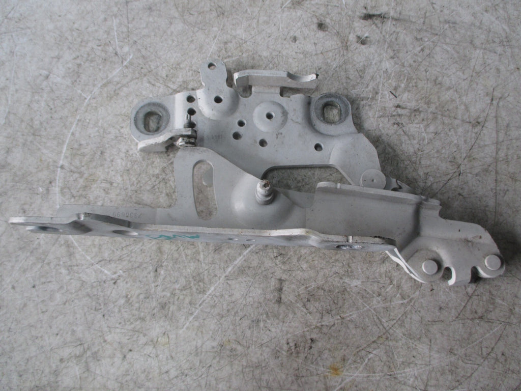 BMW 1 SERIES E88 2015 OSF DRIVER SIDE FRONT RIGHT BONNET HINGE WHITE 13989610