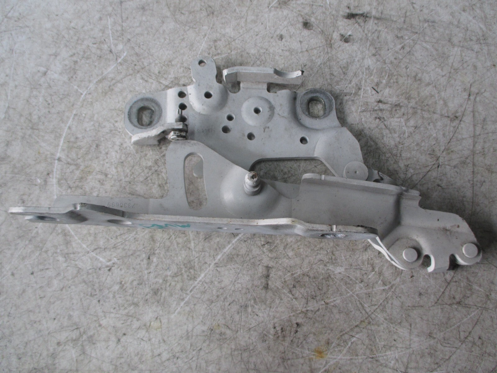 BMW 1 SERIES E88 2015 OSF DRIVER SIDE FRONT RIGHT BONNET HINGE WHITE 13989610