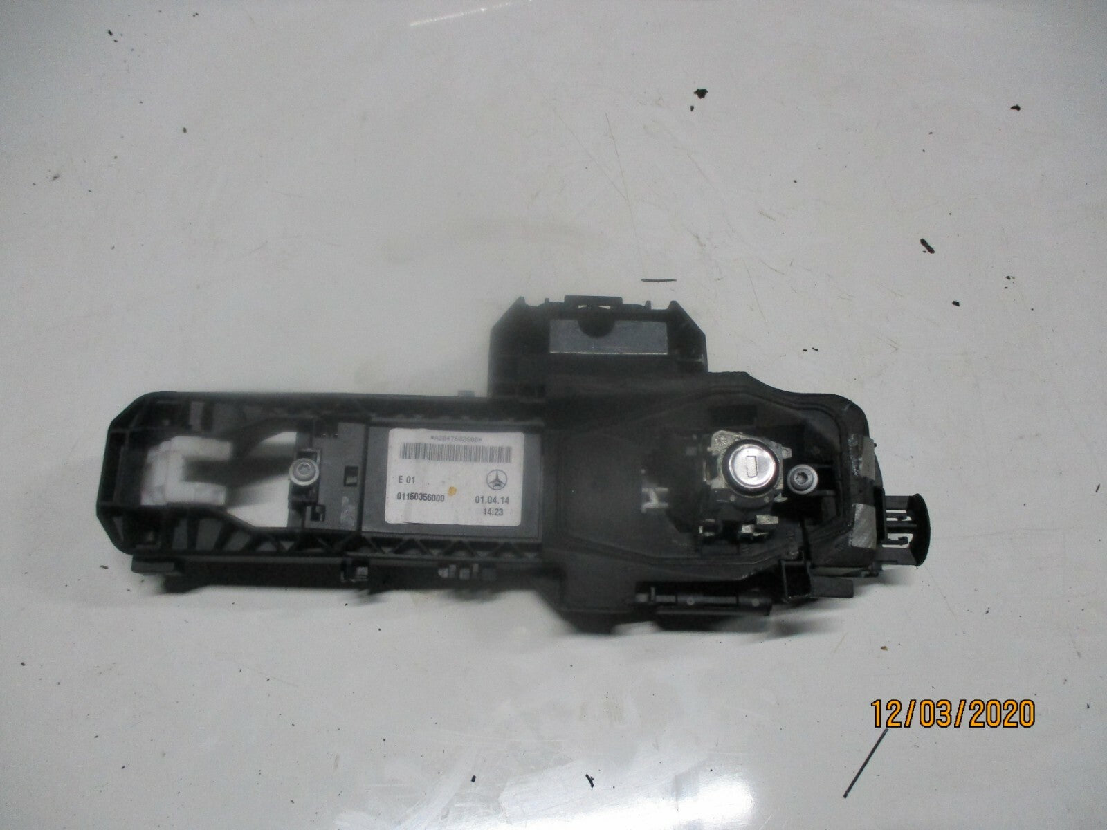 MERCEDES GLA 2014 X156 OSF DRIVER FRONT DOOR HANDLE MOUNT BRACKET A2047602600