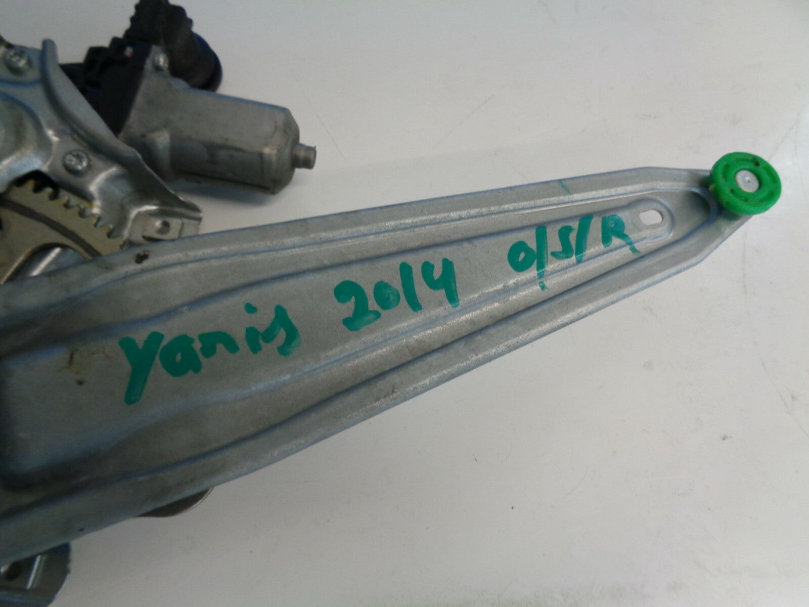 TOYOTA YARIS 2014 MK3 OSR DRIVER SIDE REAR WINDOW MOTOR AND REGULATOR 857200D120