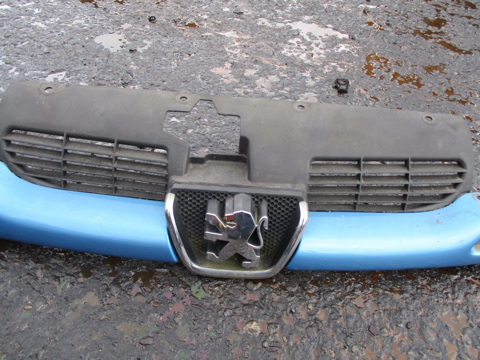 PEUGEOT 206 2004 FRONT UPPER BUMPER GRILL GRILLE IN LIGHT BLUE 96 286 912 77