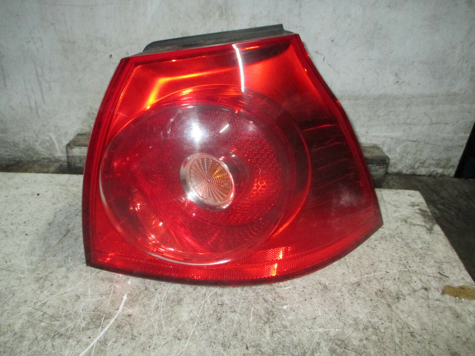2005 VOLKSWAGEN GOLF MK5 OSR DRIVER SIDE REAR TAIL LIGHT