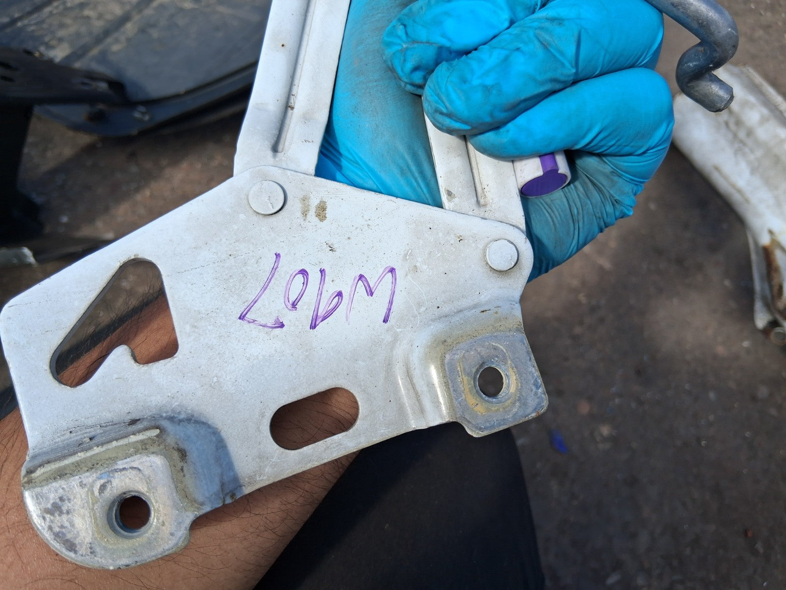2020 MERCEDES BENZ SPRINTER W907 OSF DRIVER FRONT RIGHT BONNET HINGE A9108803100