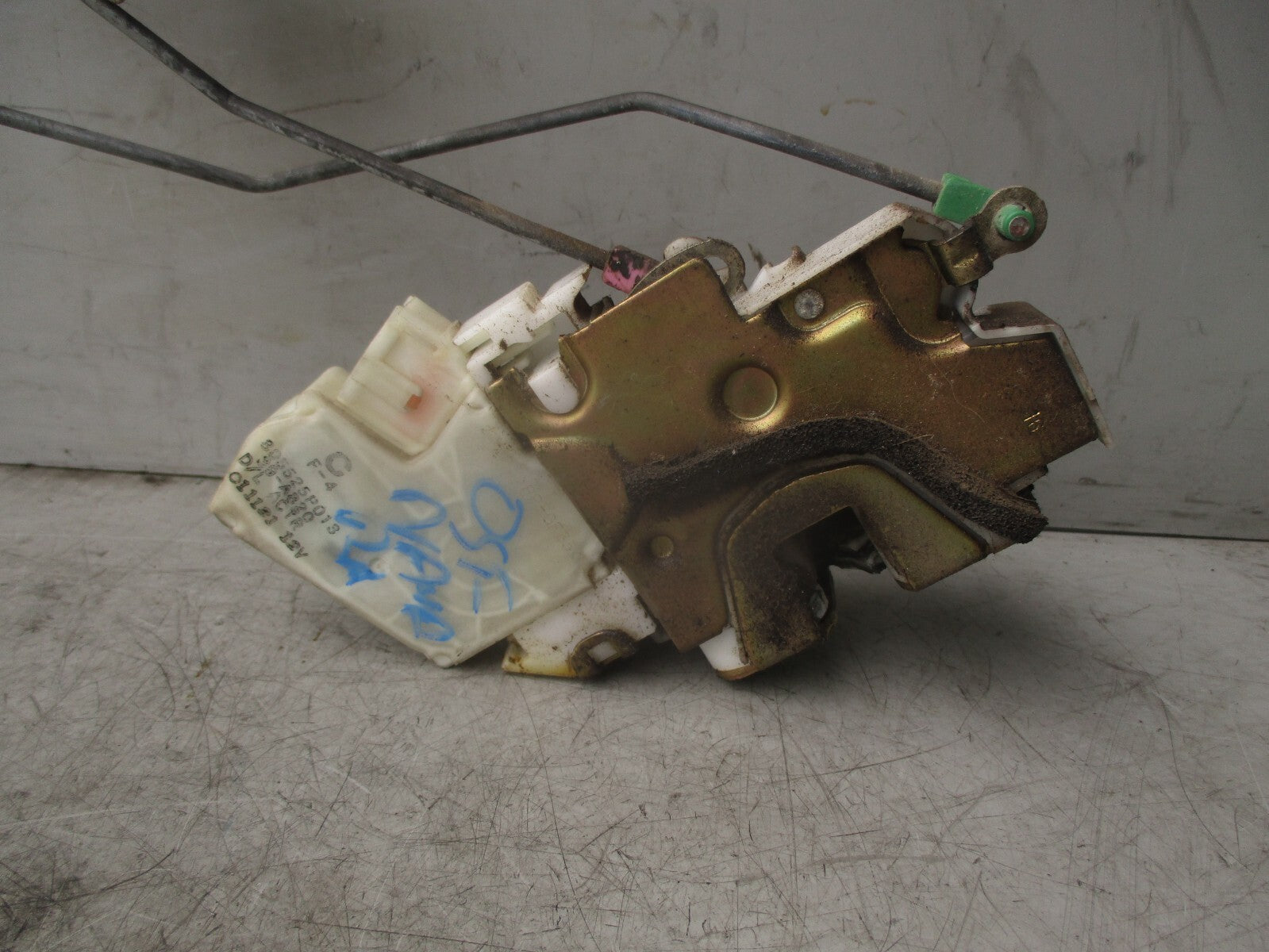 2002 NISSAN NAVARA D22 OSF DRIVER SIDE FRONT DOOR LOCK MECHANISM 805525P013