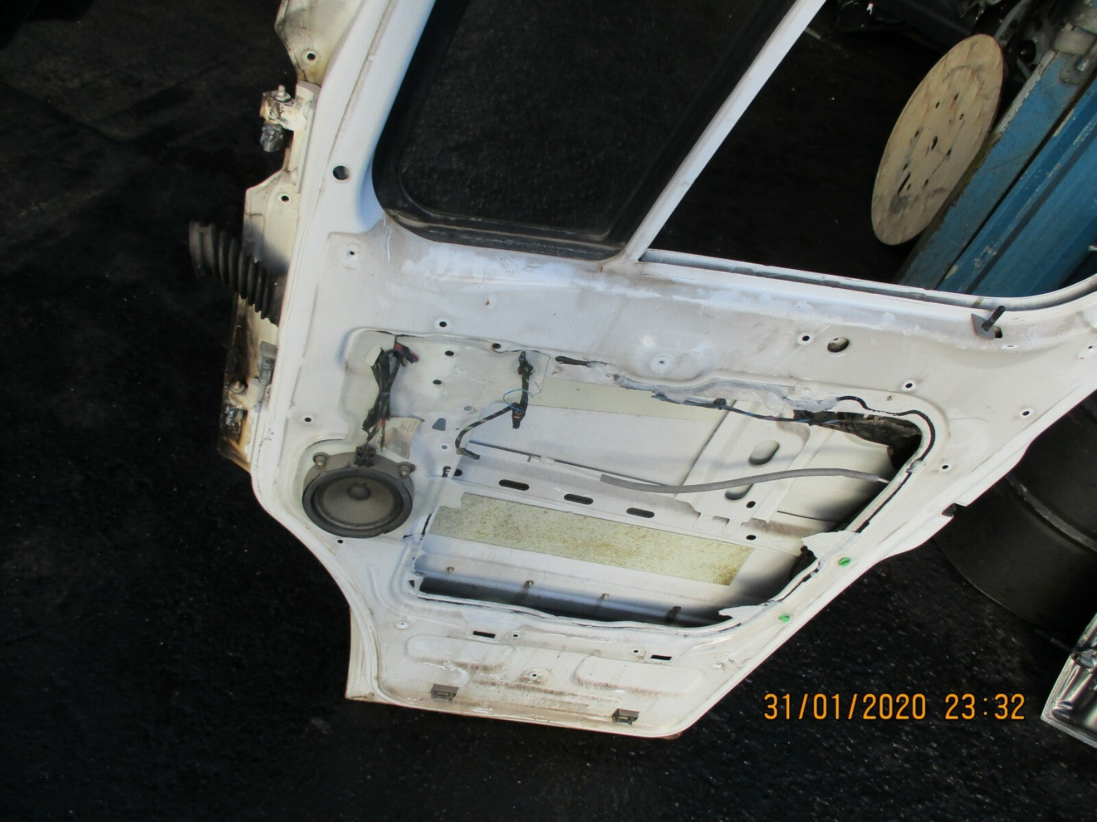 MERCEDES SPRINTER W906 2014 MK2 OSF DRIVER SIDE FRONT DOOR WHITE DAMAGED