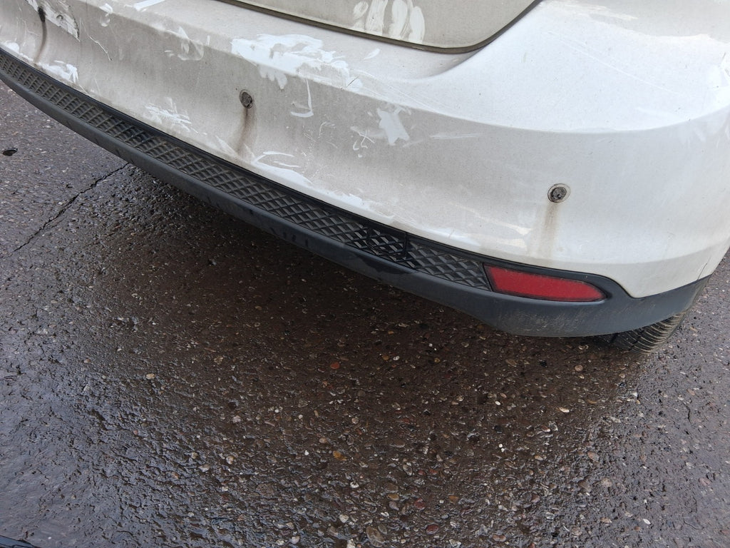 2013 FORD FOCUS MK3 HATCHBACK REAR COMPLETE BUMPER WITH SENSORS FROZEN WHITE Z2