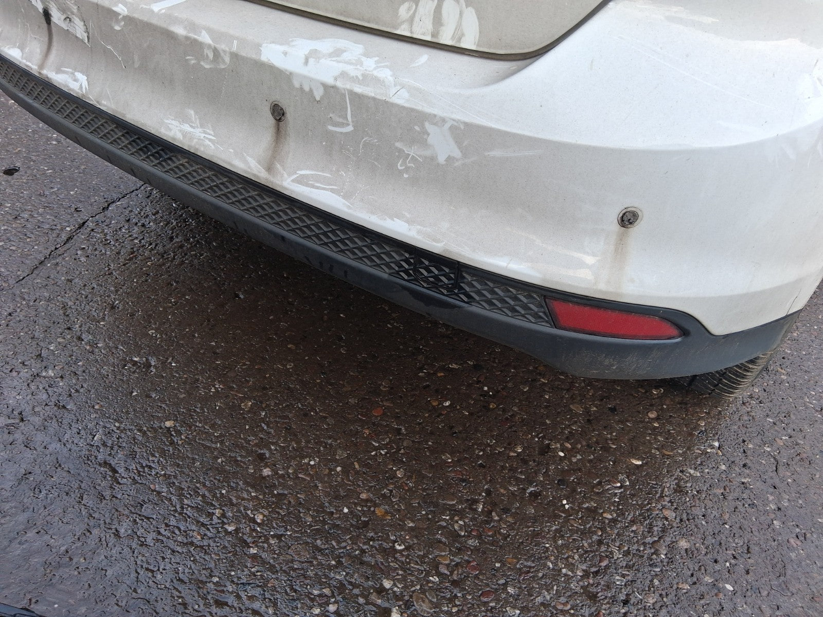 2013 FORD FOCUS MK3 HATCHBACK REAR COMPLETE BUMPER WITH SENSORS FROZEN WHITE Z2