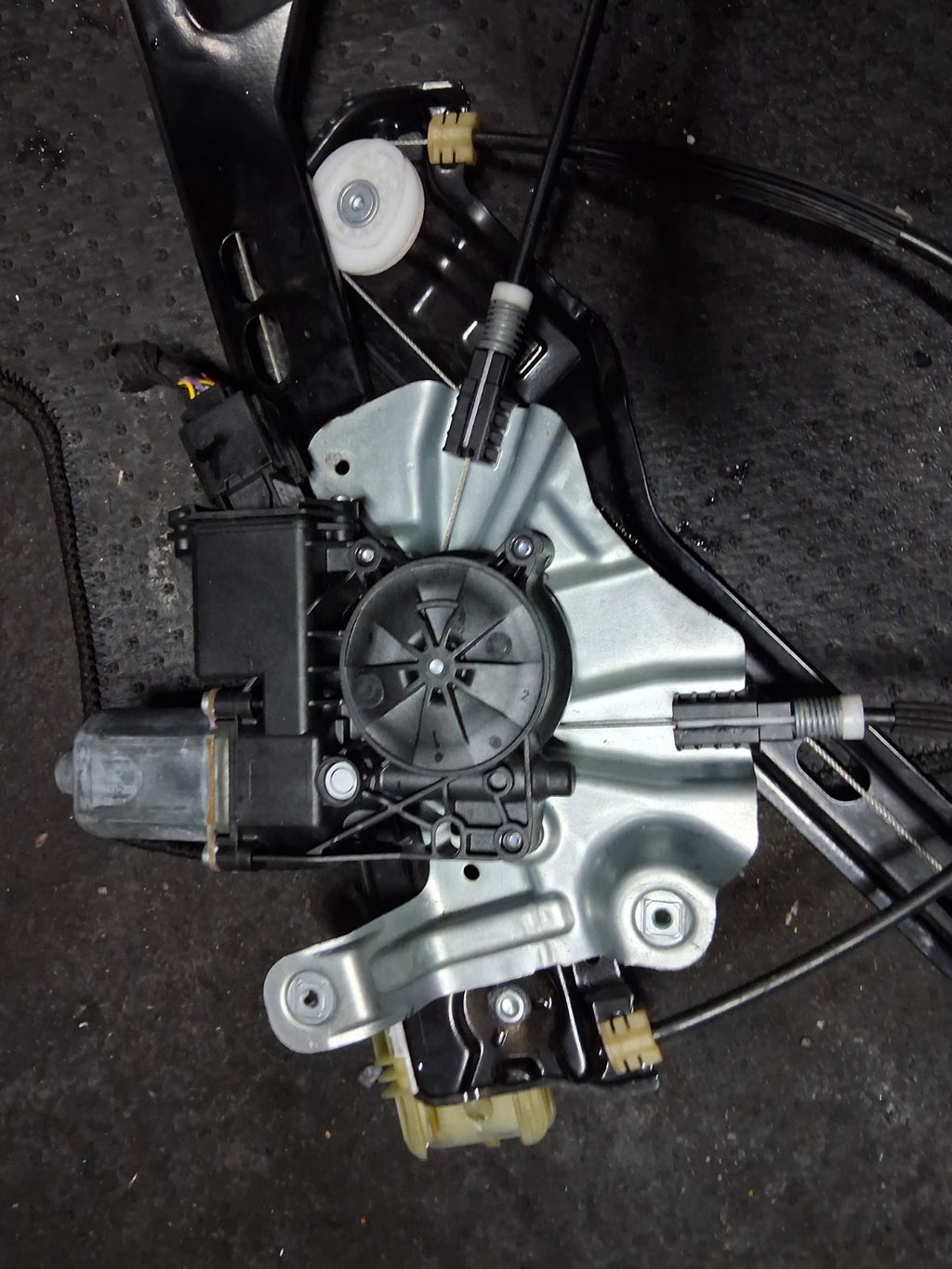 2018 VAUXHALL ZAFIRA C NSF PASSENGER SIDE FRONT WINDOW MOTOR REGULATOR 2095158