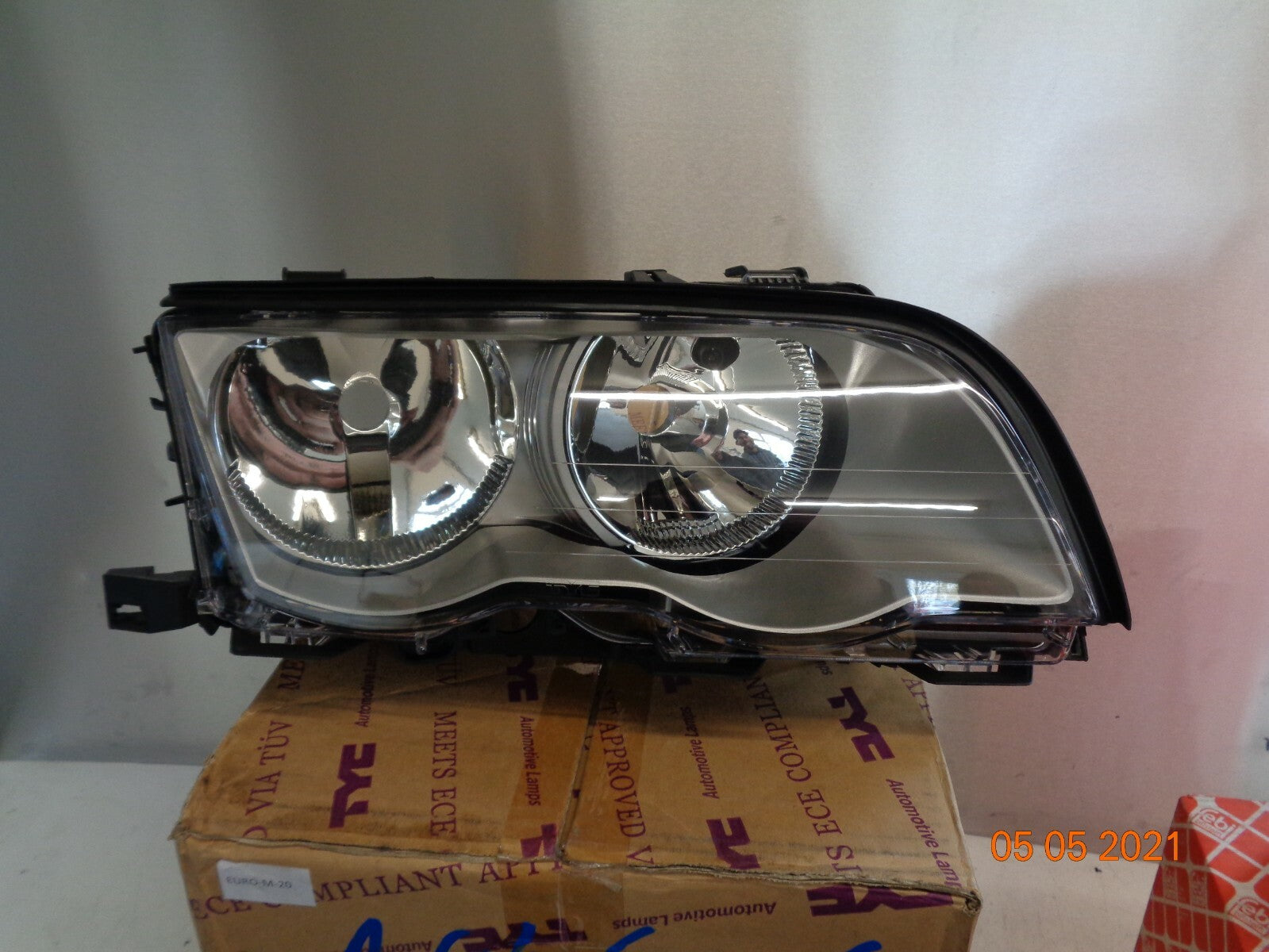 BMW 3 SERIES E46 1998 2001 OS DRIVER SIDE CHROME HEADLIGHT 471112121 20B701A12B
