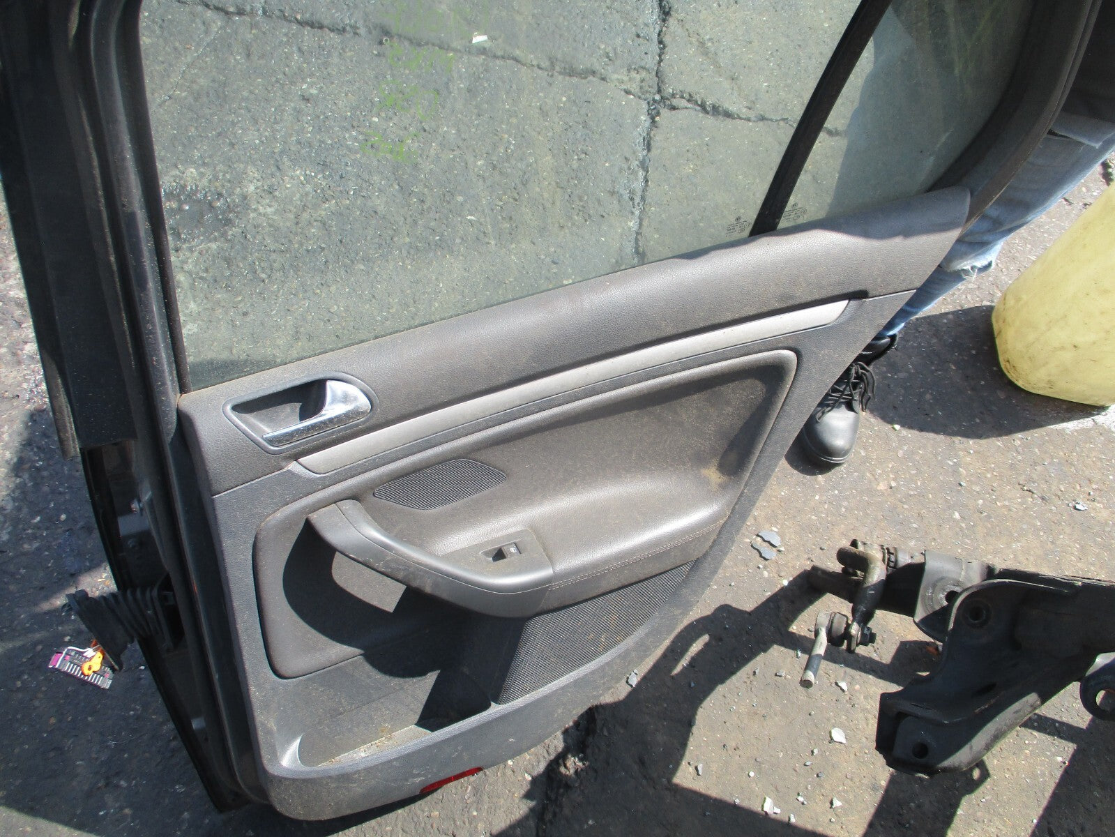 VW VOLKSWAGEN GOLF MK5 2005 HATCH OSR DRIVER SIDE REAR COMPLETE DOOR GREY