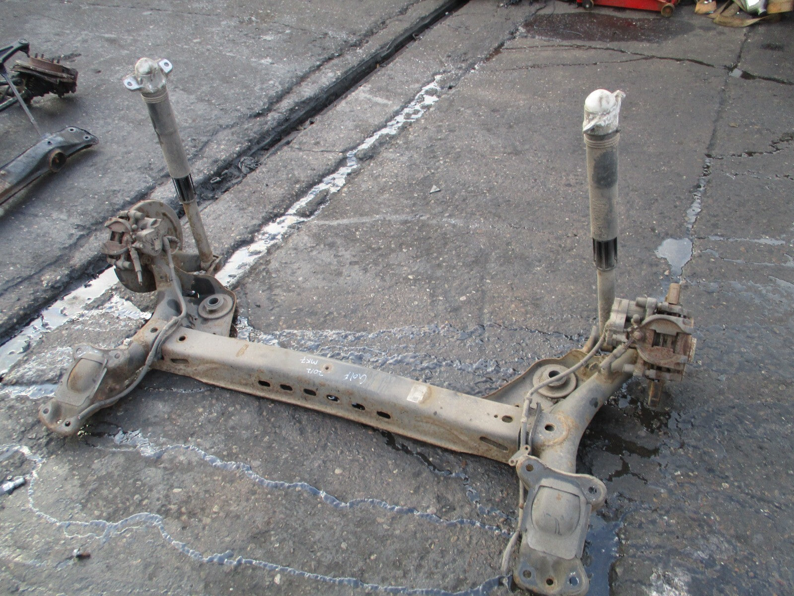 2012 VW VOLKSWAGEN GOLF MK7 REAR AXLE WITH DISCS
