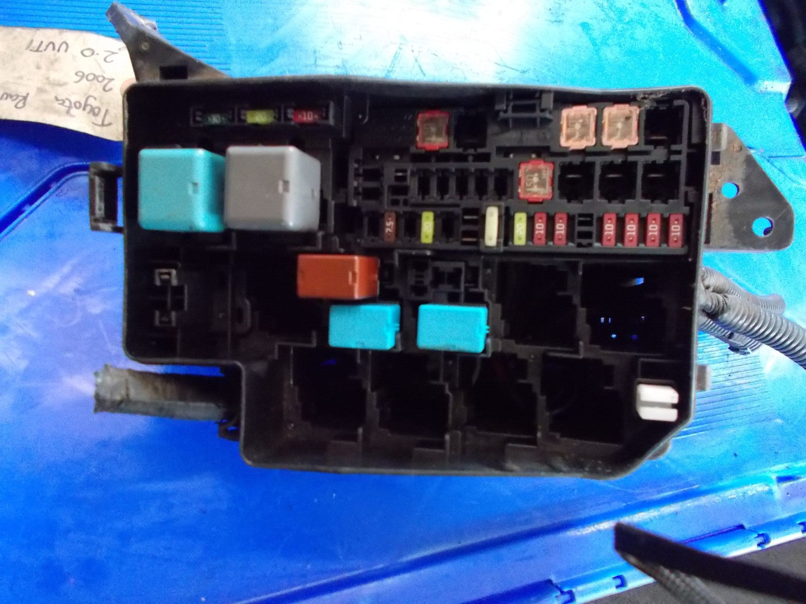 2006 TOYOTA RAV4 2.0 VVTI FUSEBOX RELAY UNIT 8266242190