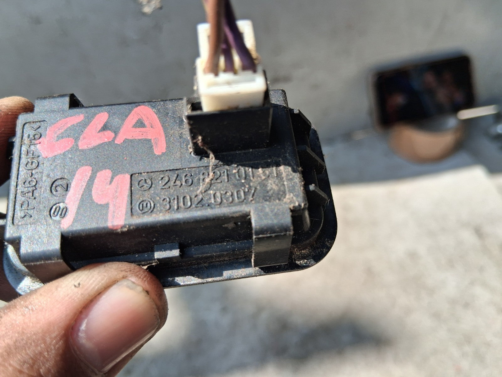MERCEDES BENZ CLA 2014 BOOTLID TAILGATE OPEN CLOSE STOP BUTON SWITCH 2468210151