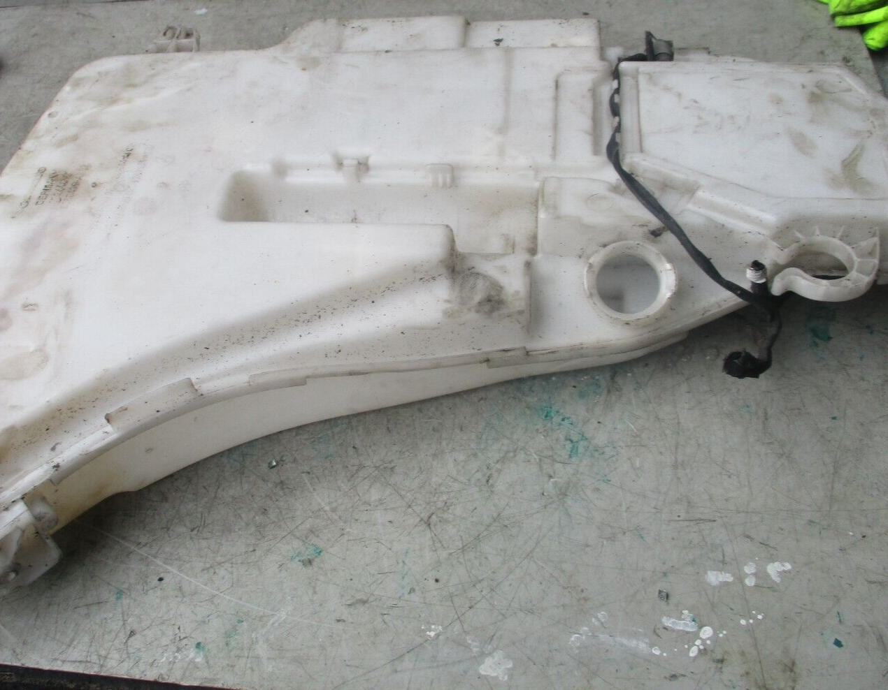 2012 BMW 320D NS PASSENGER SIDE WASHER BOTTLE AND PUMP WASHER TANK 132640-11