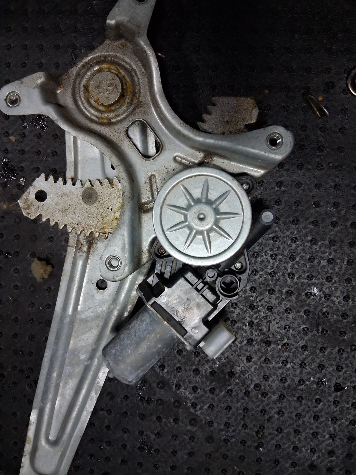 2022 SUZUKI VITARA MK4 NSR PASSENGER SIDE REAR WINDOW MOTOR REGULATOR 2621005670