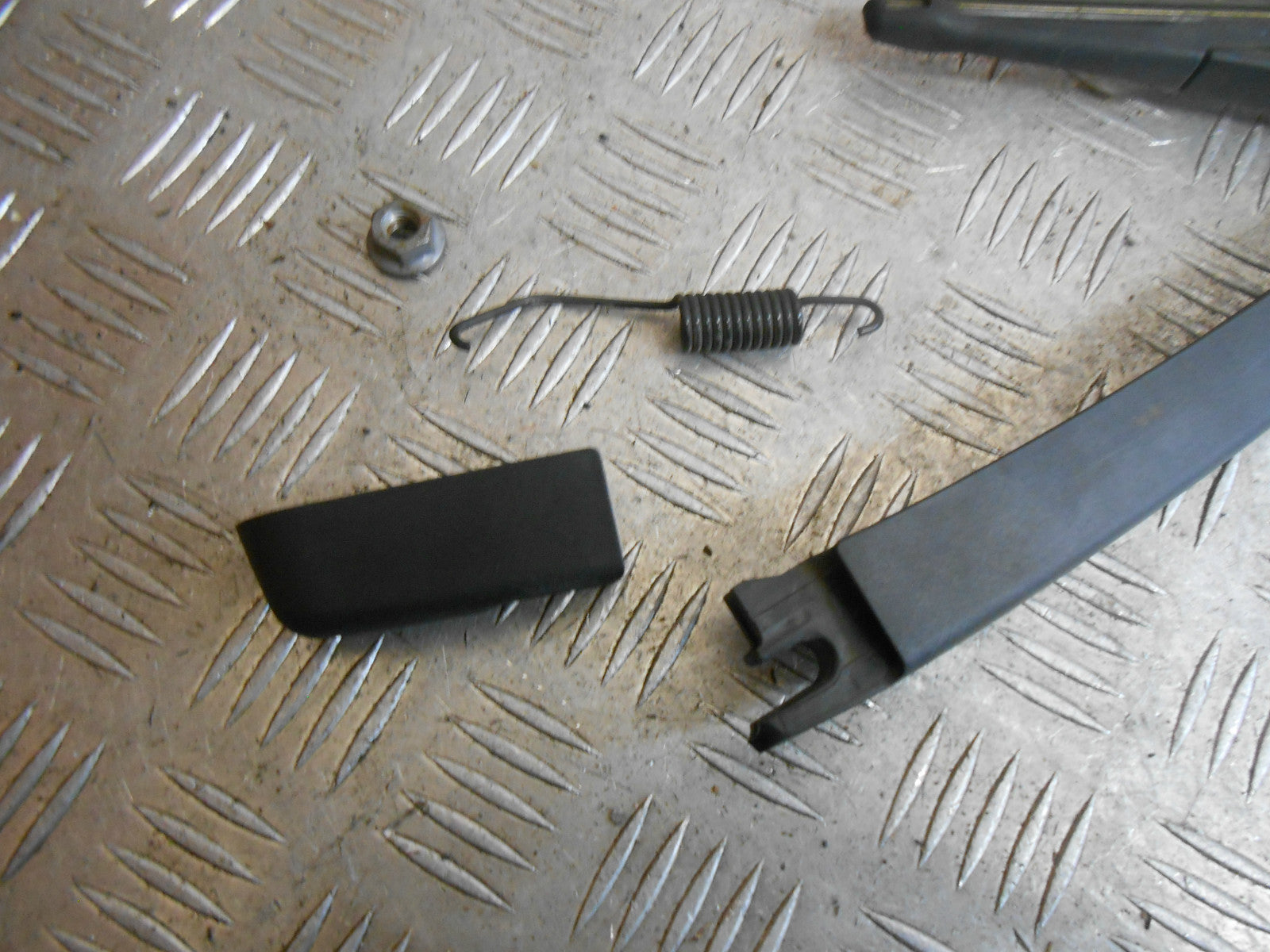 PEUGEOT 308 2009 MK1 REAR WINDOW WIPER ARM BLADE SPRING CAP COVER