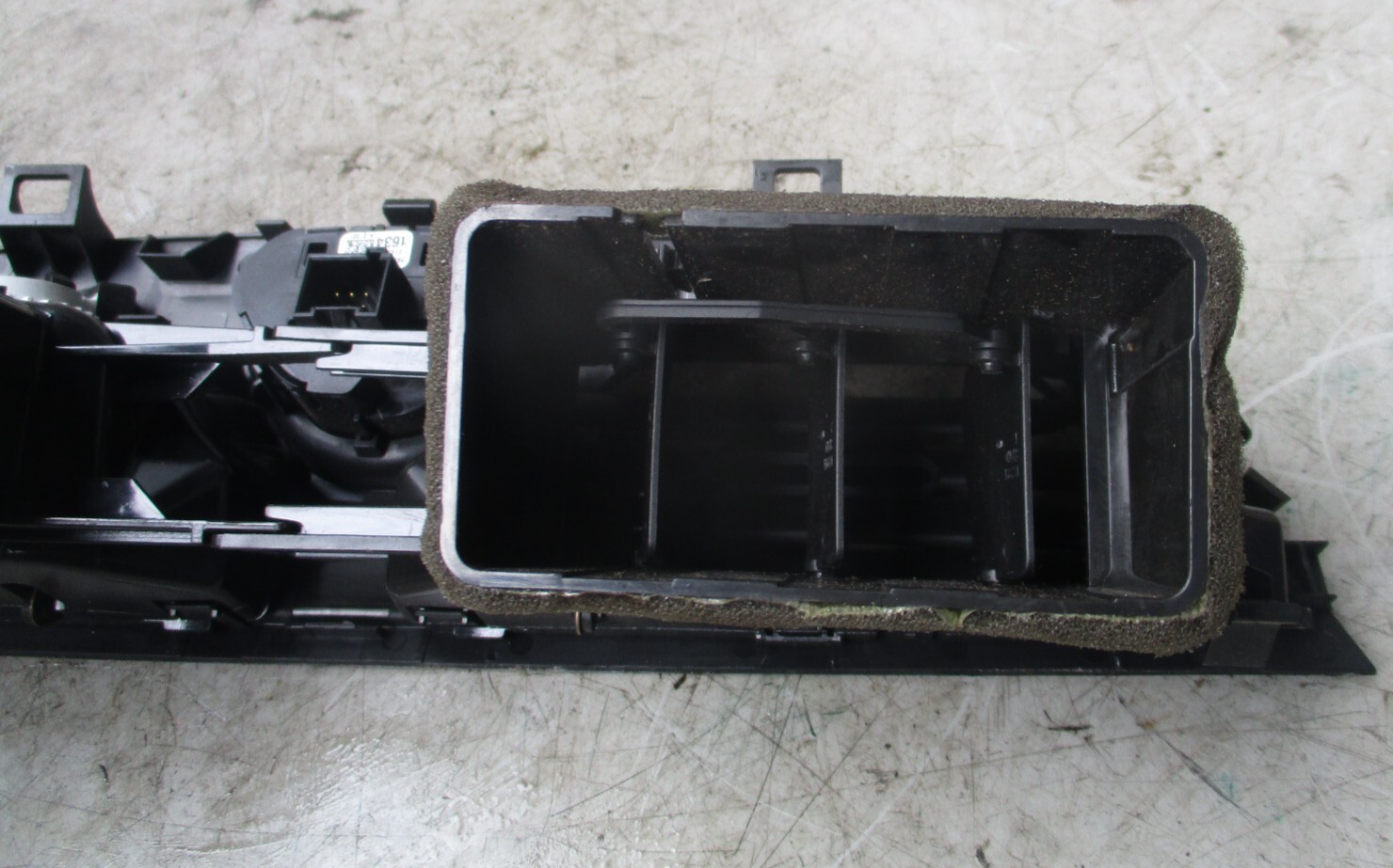 2017 VAUXHALL CORSA E CENTRE CONSOLE WITH AIR VENTS AND HAZARD SWITCH 13384933