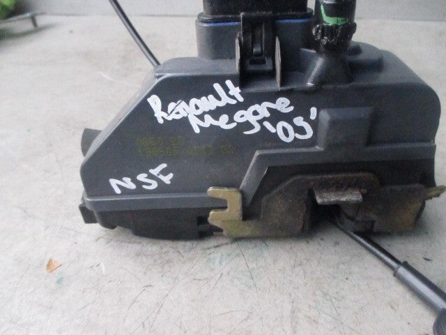 2009 RENAULT MEGANE MK2 NSF PASSENGER SIDE FRONT DOOR LOCK MECHANISM 086028