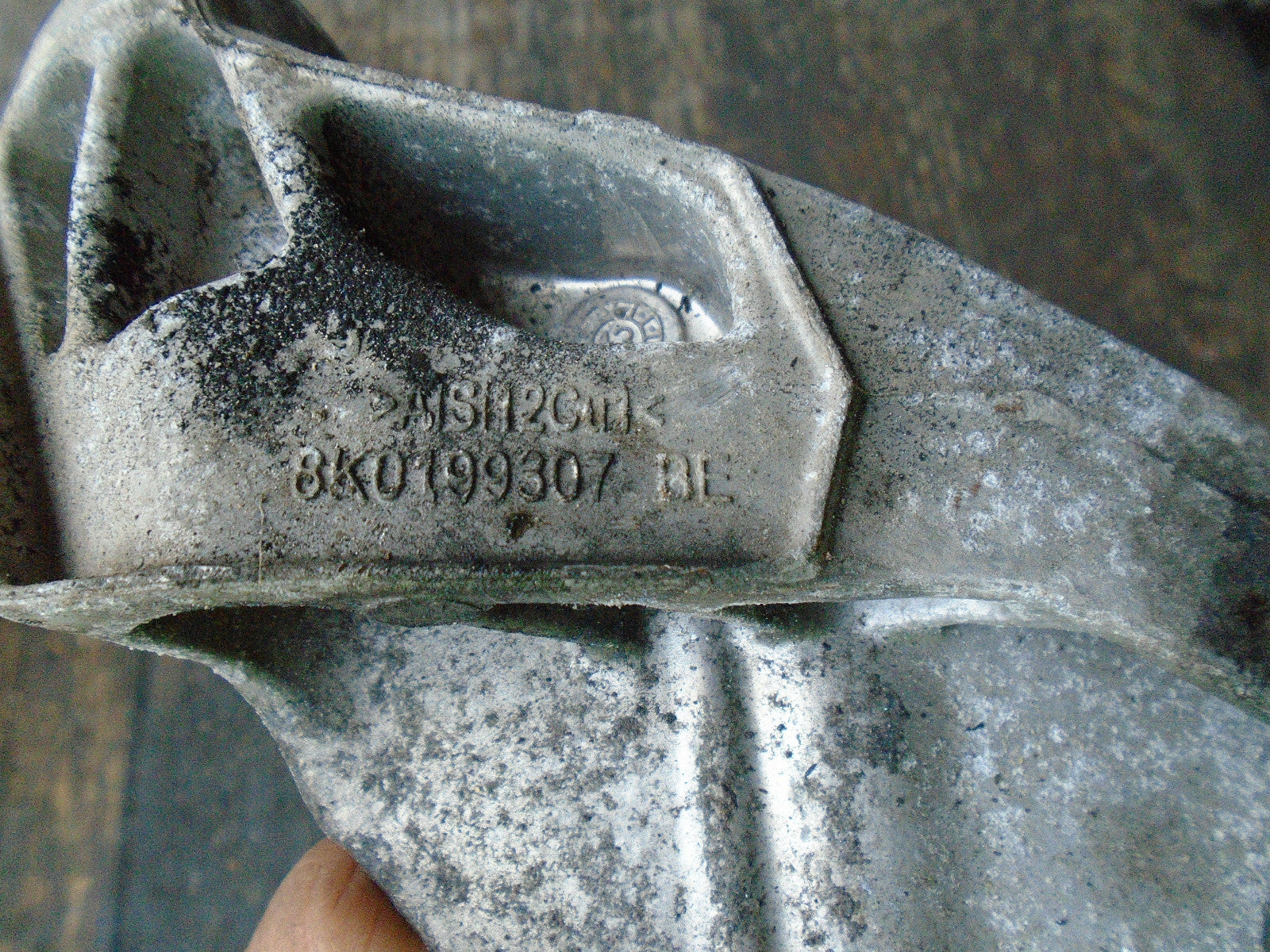 AUDI A4 2014 2.0 DIESEL NS PASSENGER SIDE ENGINE MOUNTING BRACKET 8K0199307