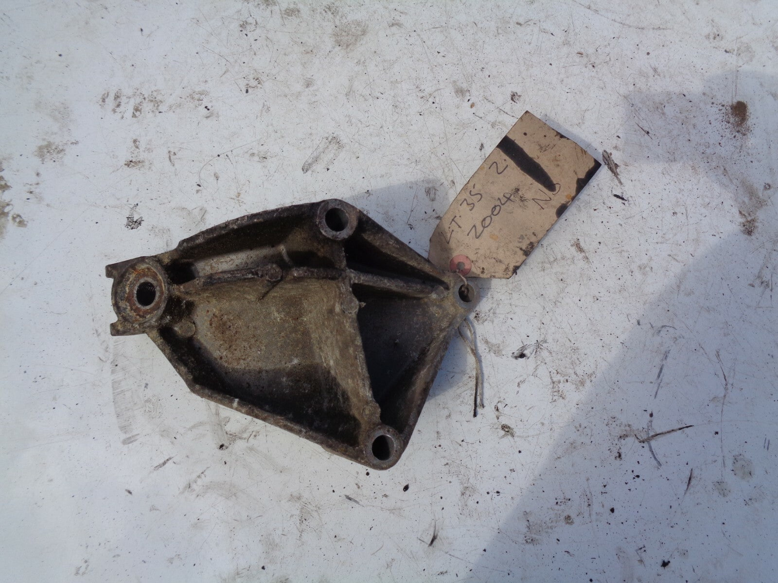 VW VOLKSWAGEN LT35 LT 35 2.5 2004 ENGINE MOUNT SUPPORT BRACKET 074199307B