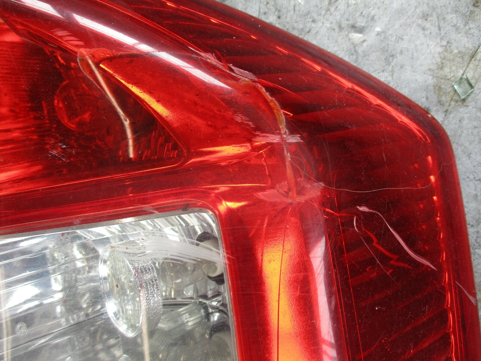 KIA CARENS UN (MK2) OSR OFF DRIVER SIDE REAR LIGHT LAMP RIGHT BULB (DAMAGED)