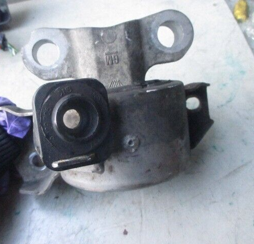 2007 VAUXHALL CORSA TOP ENGINE MOUNT SUPPORT BRACKET 468646740