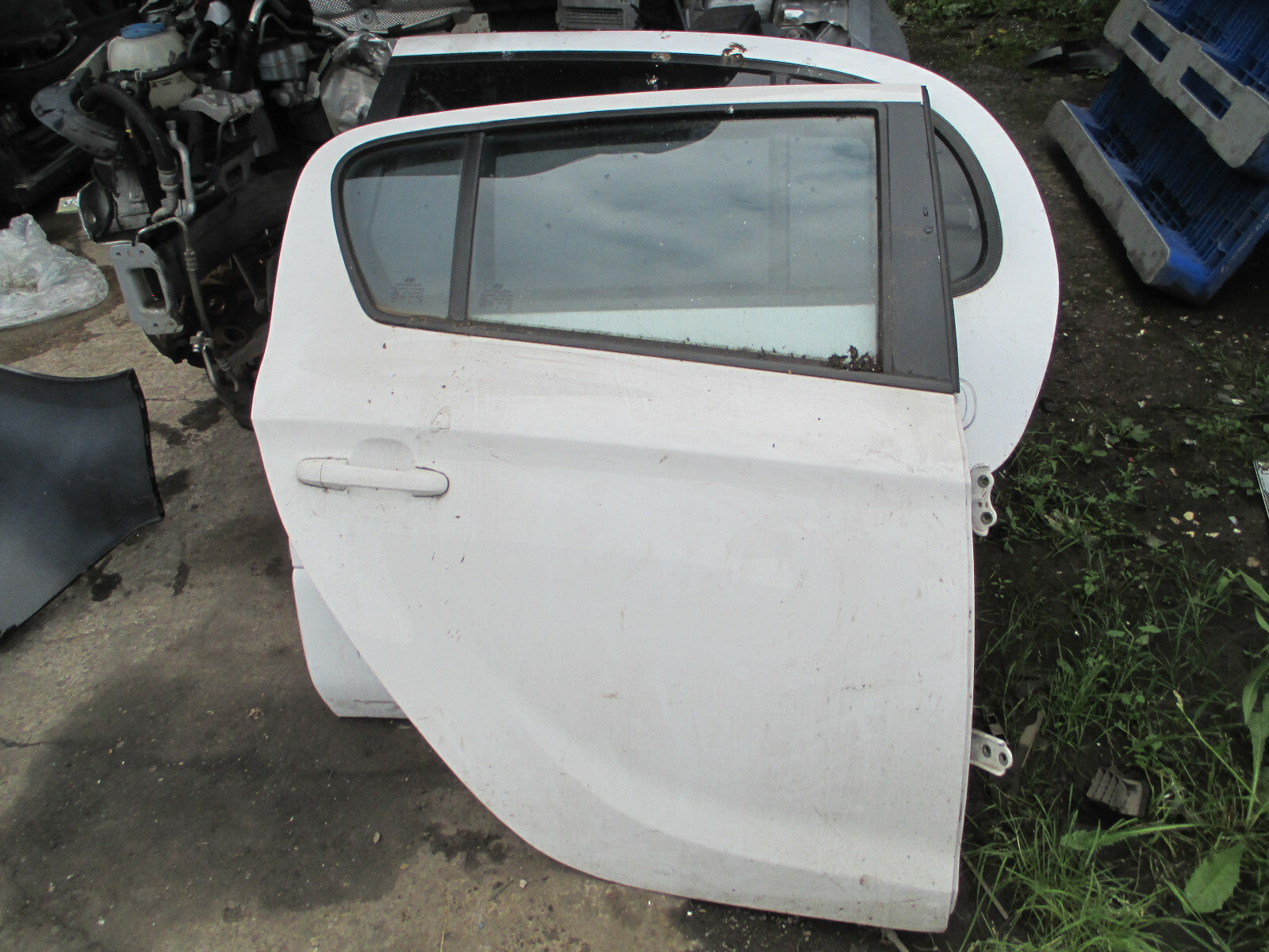 HYUNDAI  I20 MK1 2008-2012 OSR DRIVER SIDE REAR COMPLETE DOOR WHITE
