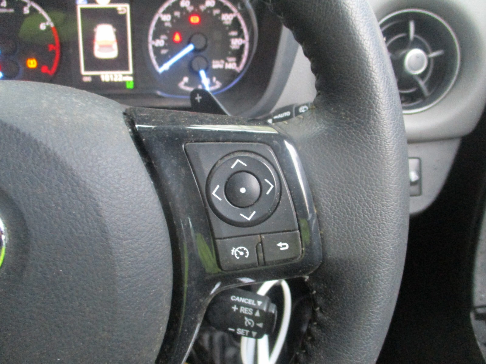 TOYOTA YARIS MK3 2018 3 SPOKE LEATHER MULTIFUNCTION STEERING WHEEL