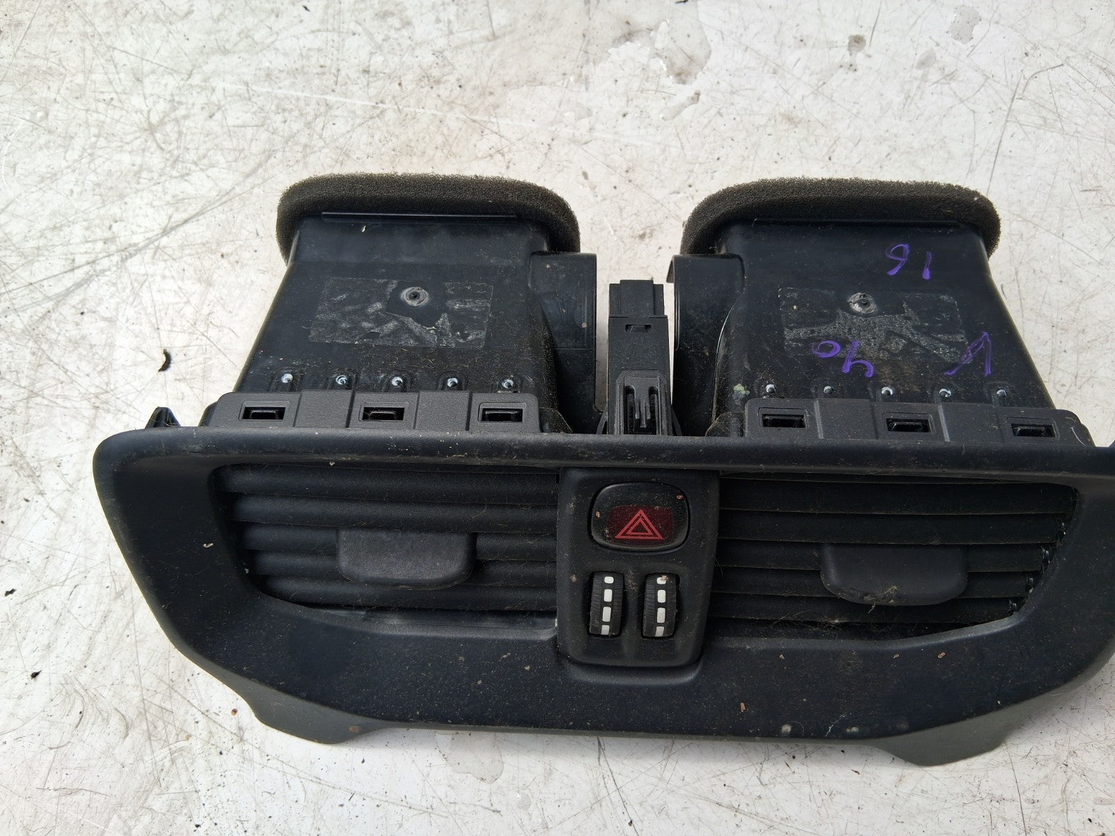 2016 VOLVO V40 DASH CENTER DOUBLE AIR VENT AND HAZARD SWITCH