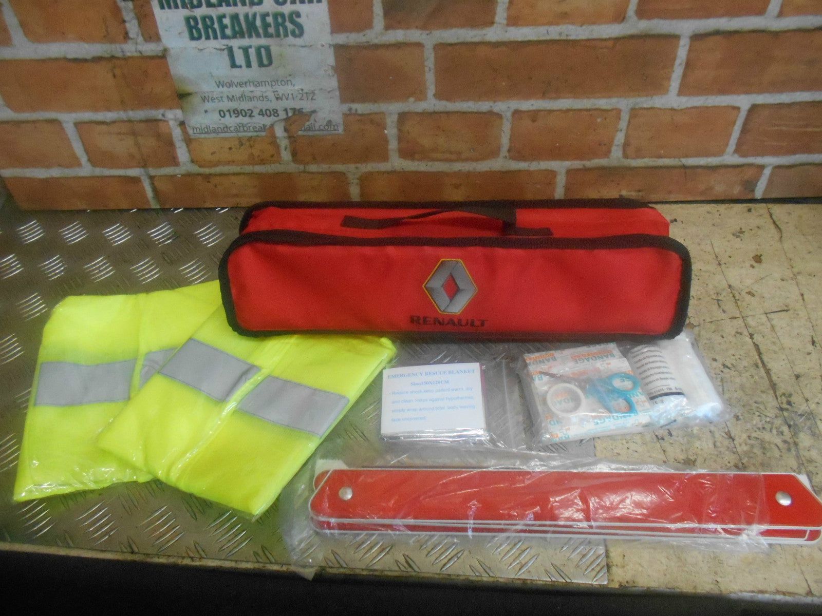 RENAULT MEGANE 2015 MK3 GTL HAZARD TRIANGLE FIRST AID HI VIZ BREAKDOWN KIT