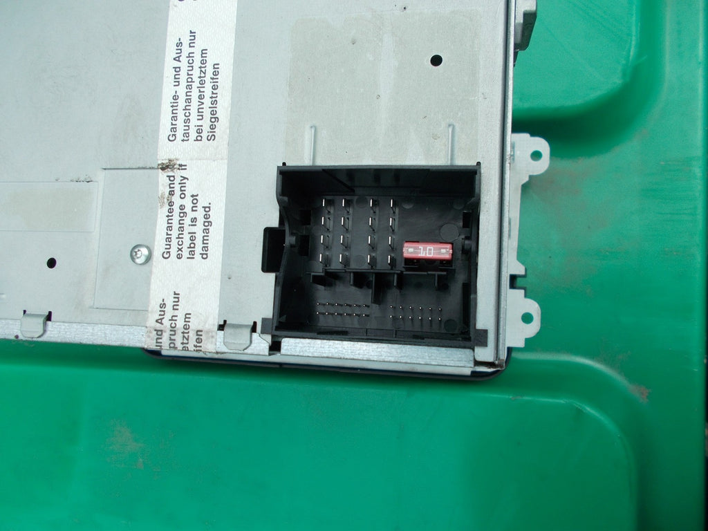 VOLKSWAGEN PASSAT RADIO/ CD PLAYER 1K0035186