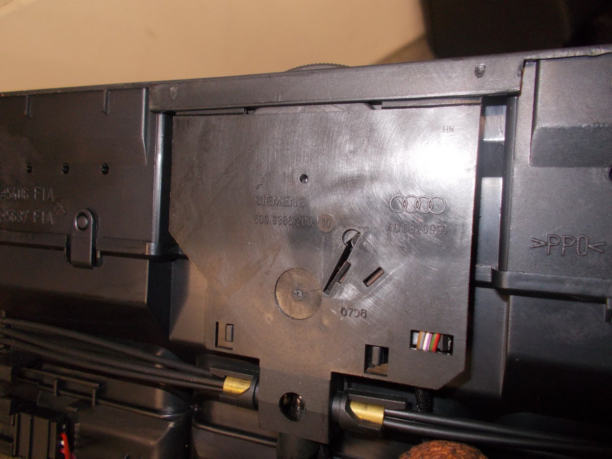 AUDI A8 1998 MK1 CENTRE DASHBOARD AIR VENTS 4D0820951