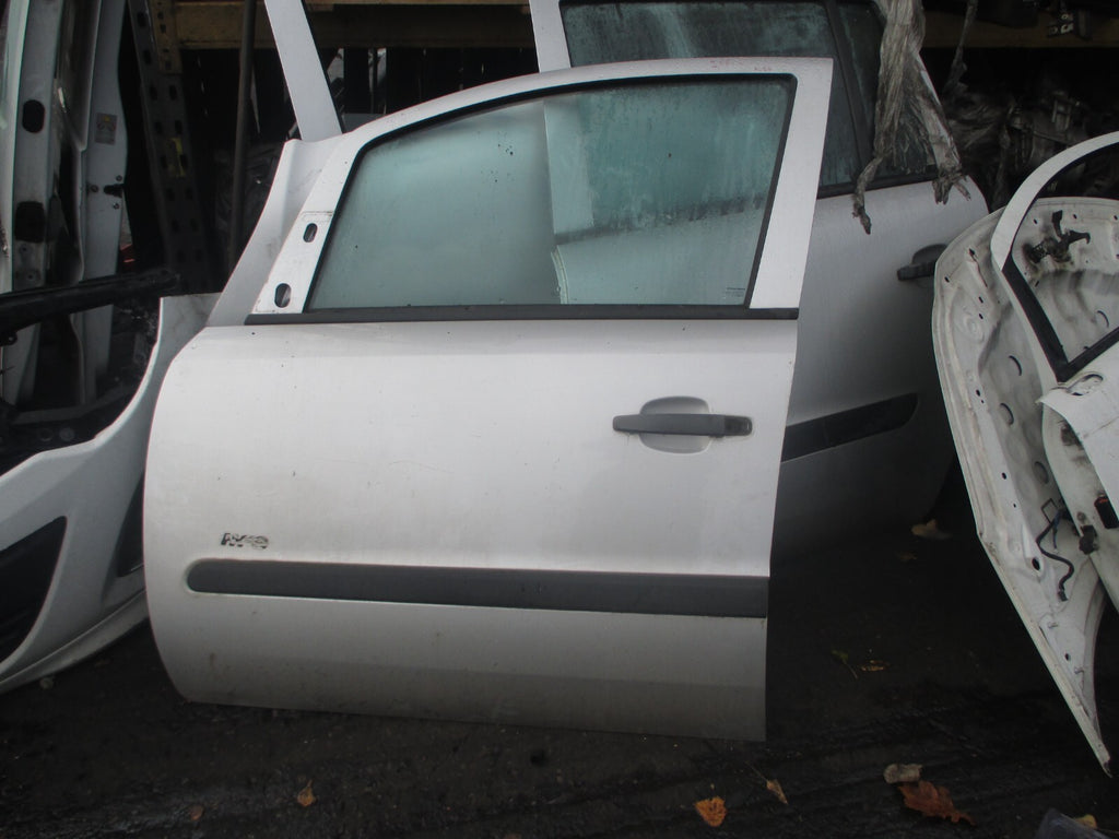 VAUXHALL ZAFIRA B 2007 NSF PASSENGER SIDE FRONT DOOR SILVER