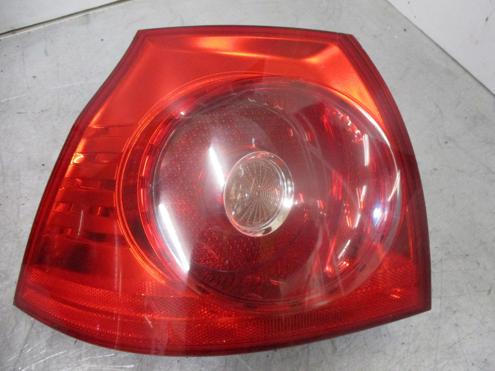 2003 VW GOLF MK5 NSR PASSENGER SIDE REAR LIGHT TAIL LIGHT 1K6945095E