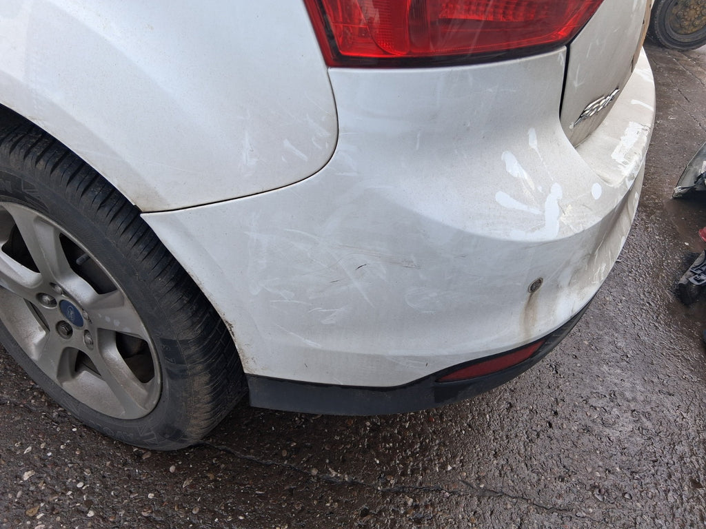 2013 FORD FOCUS MK3 HATCHBACK REAR COMPLETE BUMPER WITH SENSORS FROZEN WHITE Z2